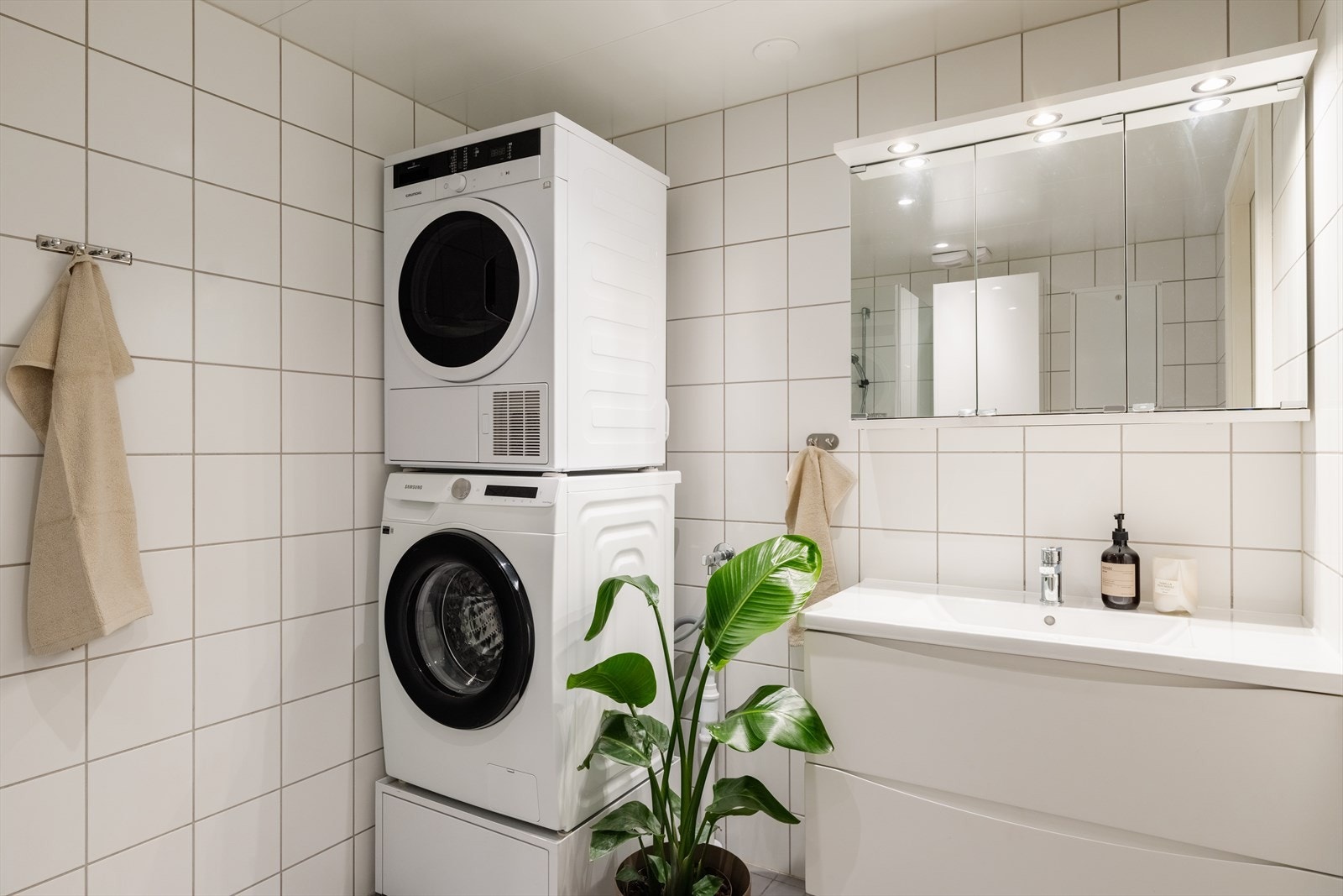 Innredning med servant og speilskap gir god oppbevaringsplass på badet. Galleribilde