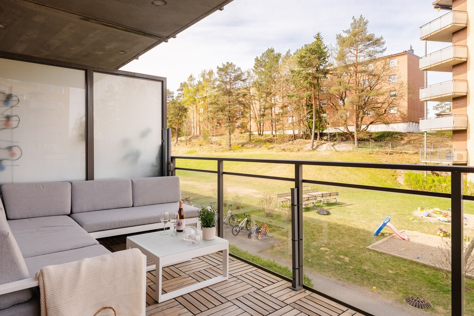 Fra balkongen er det utsyn over borettslagets grønne og velholdte fellesarealer. Galleribilde