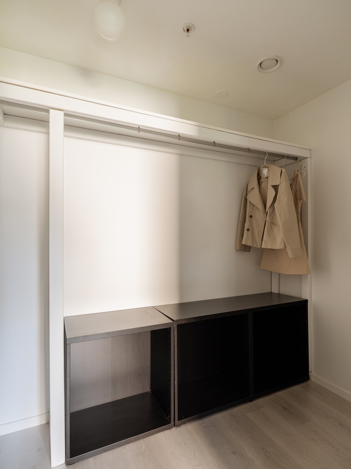 Rommet har en praktisk innvendig bod, ideell som walk-in garderobe. Galleribilde