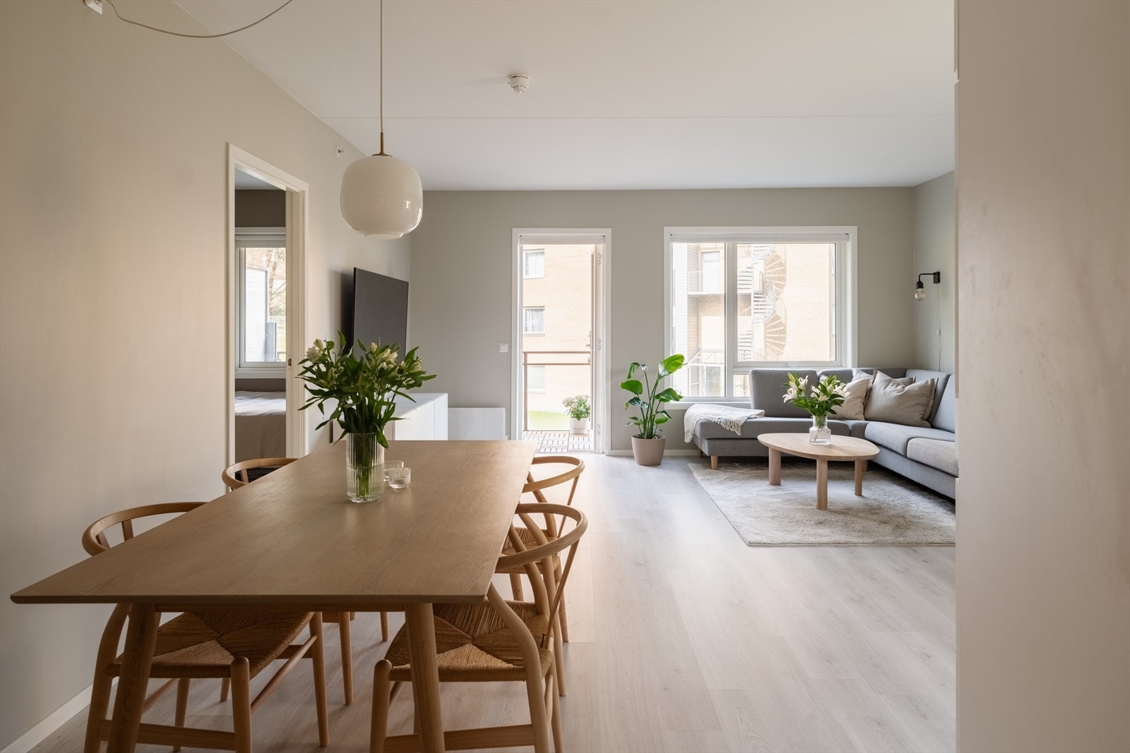 Den åpne løsningen mellom stue og kjøkken gir en sosial og luftig atmosfære, med god plass til både spisebord og sofagruppe. Galleribilde