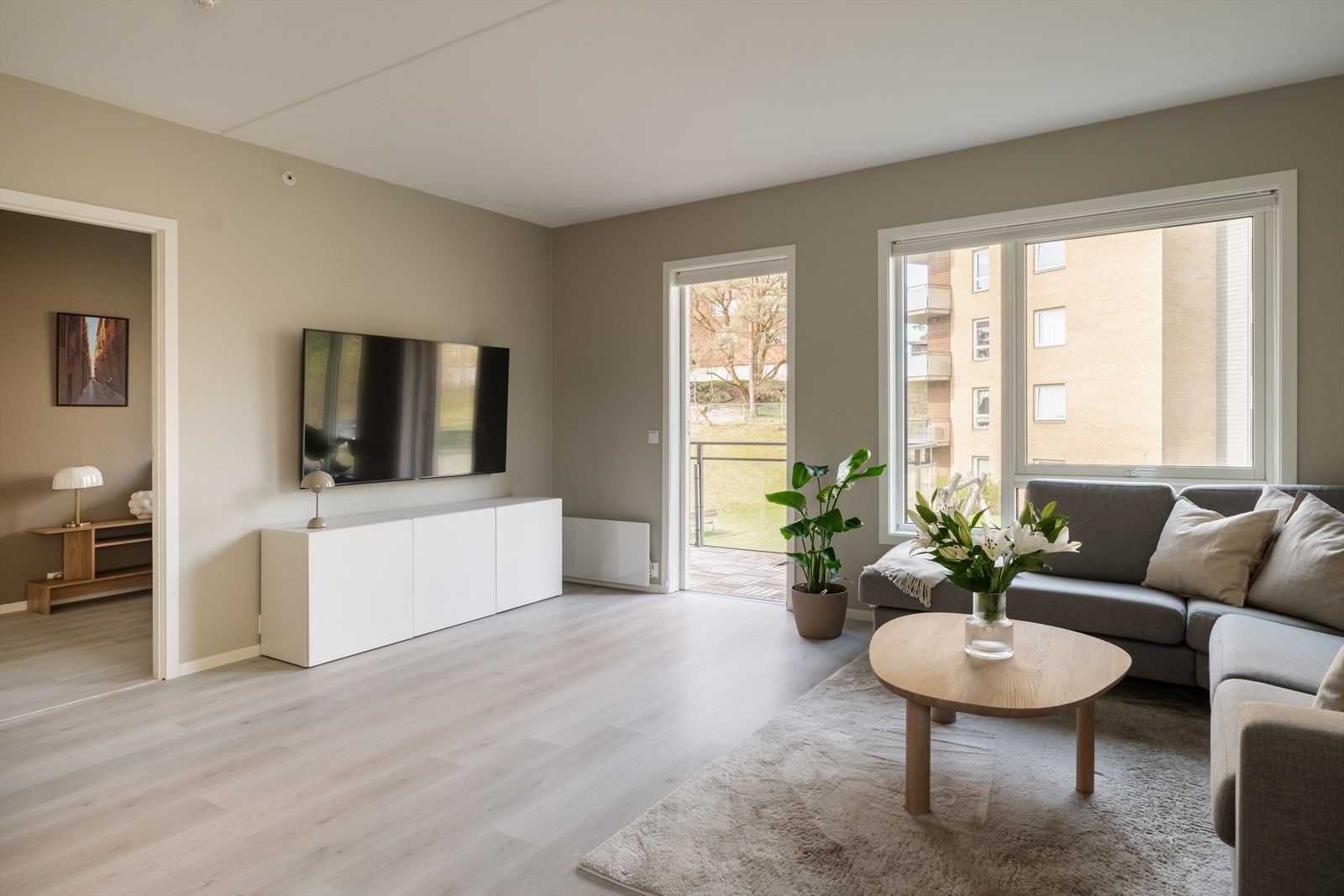 Takhøyden på ca. 2,59 meter og vinduer med isolerglass fra byggeåret gir en god romfølelse. Galleribilde