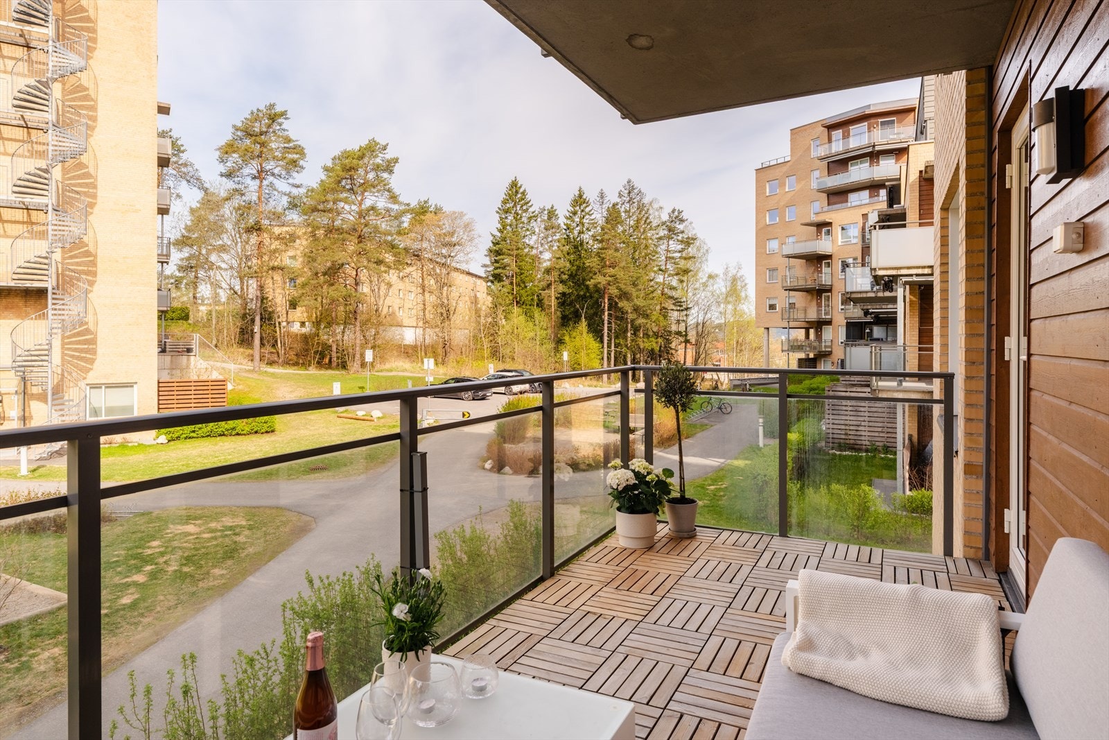 Balkongen har gode solforhold. Et moderne glassrekkverk bidrar til et luftig uttrykk og gode lysforhold. Galleribilde
