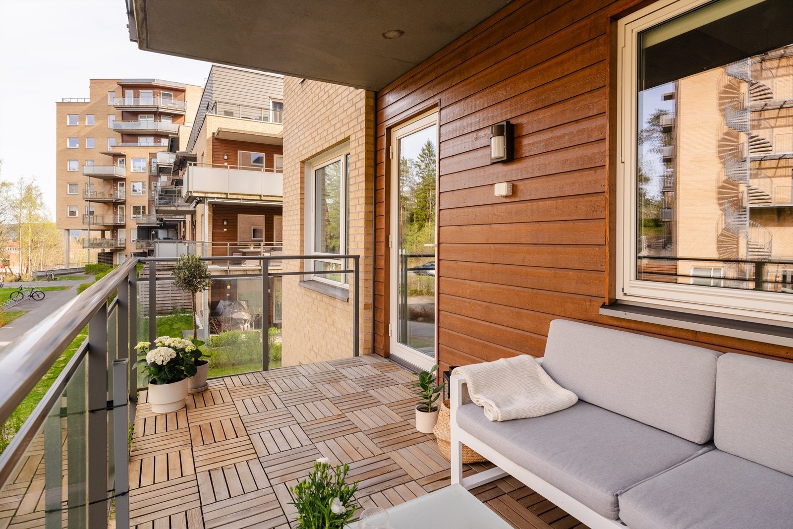 Fra stuen er det utgang til en romslig og vestvendt balkong på ca. 9 m² med god plass til en sittegruppe og grill. Balkongen vender ut mot grønne og velholdte fellesarealer. Galleribilde