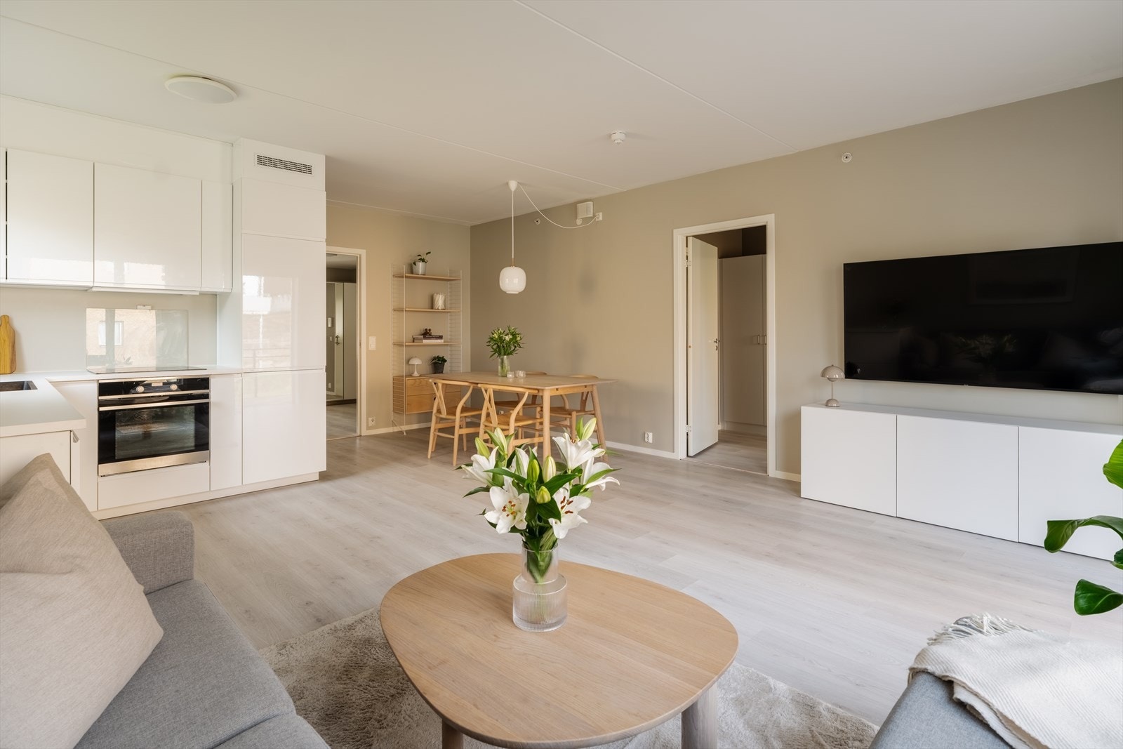 Den åpne planløsningen samler leilighetens sosiale soner på en funksjonell måte. Galleribilde