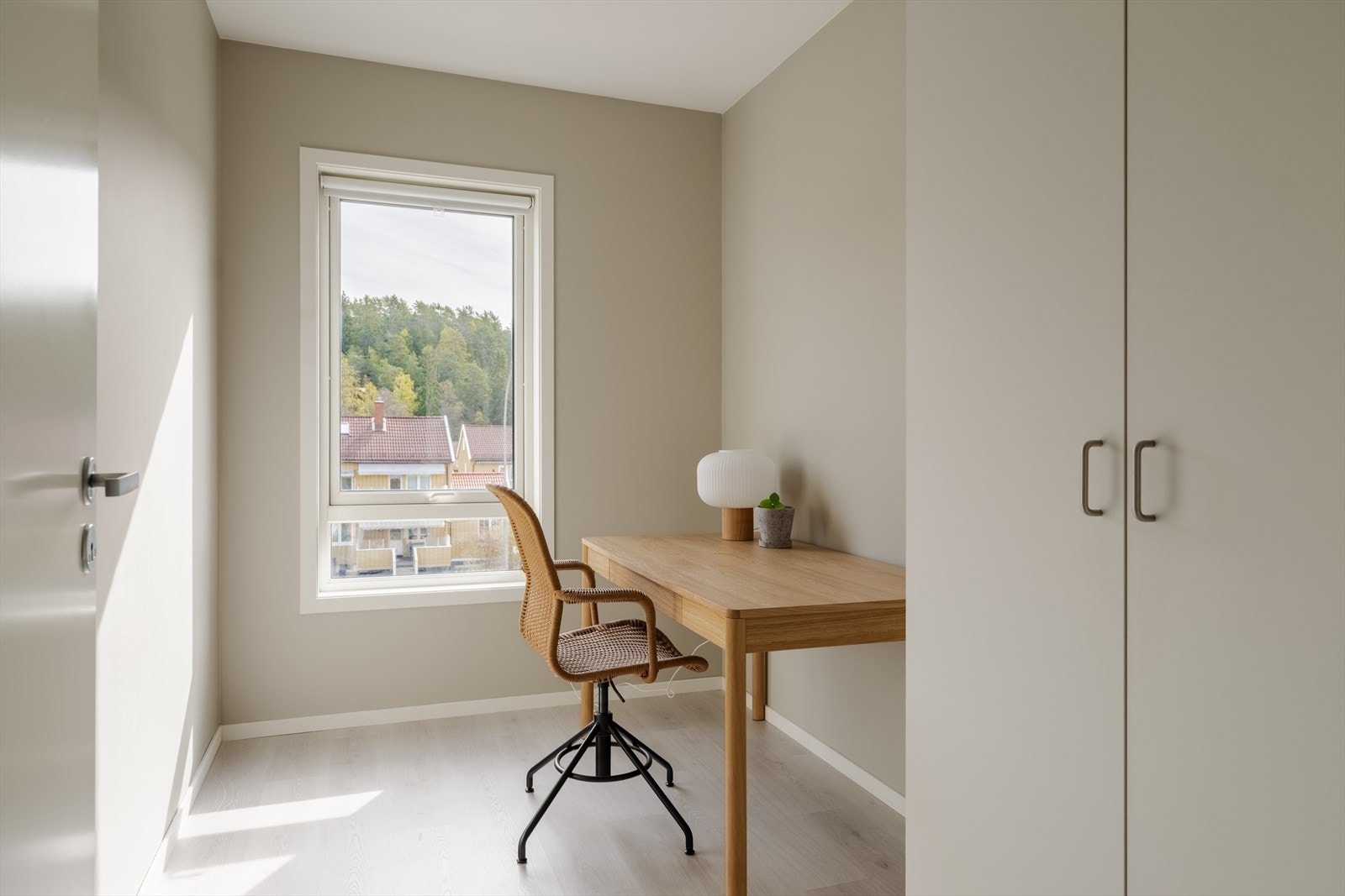 Det tredje soverommet er ideelt som hjemmekontor eller et ekstra soverom etter behov. Galleribilde