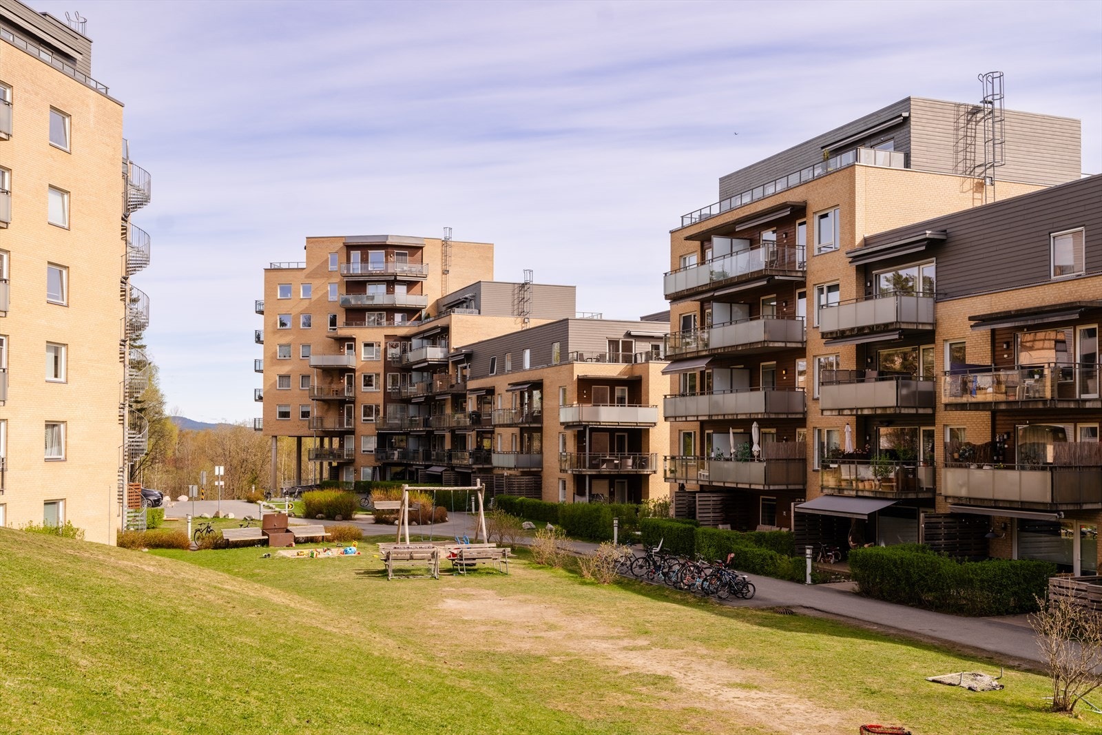 Borettslaget har store, grønne fellesarealer med lekeplasser for de minste. Galleribilde