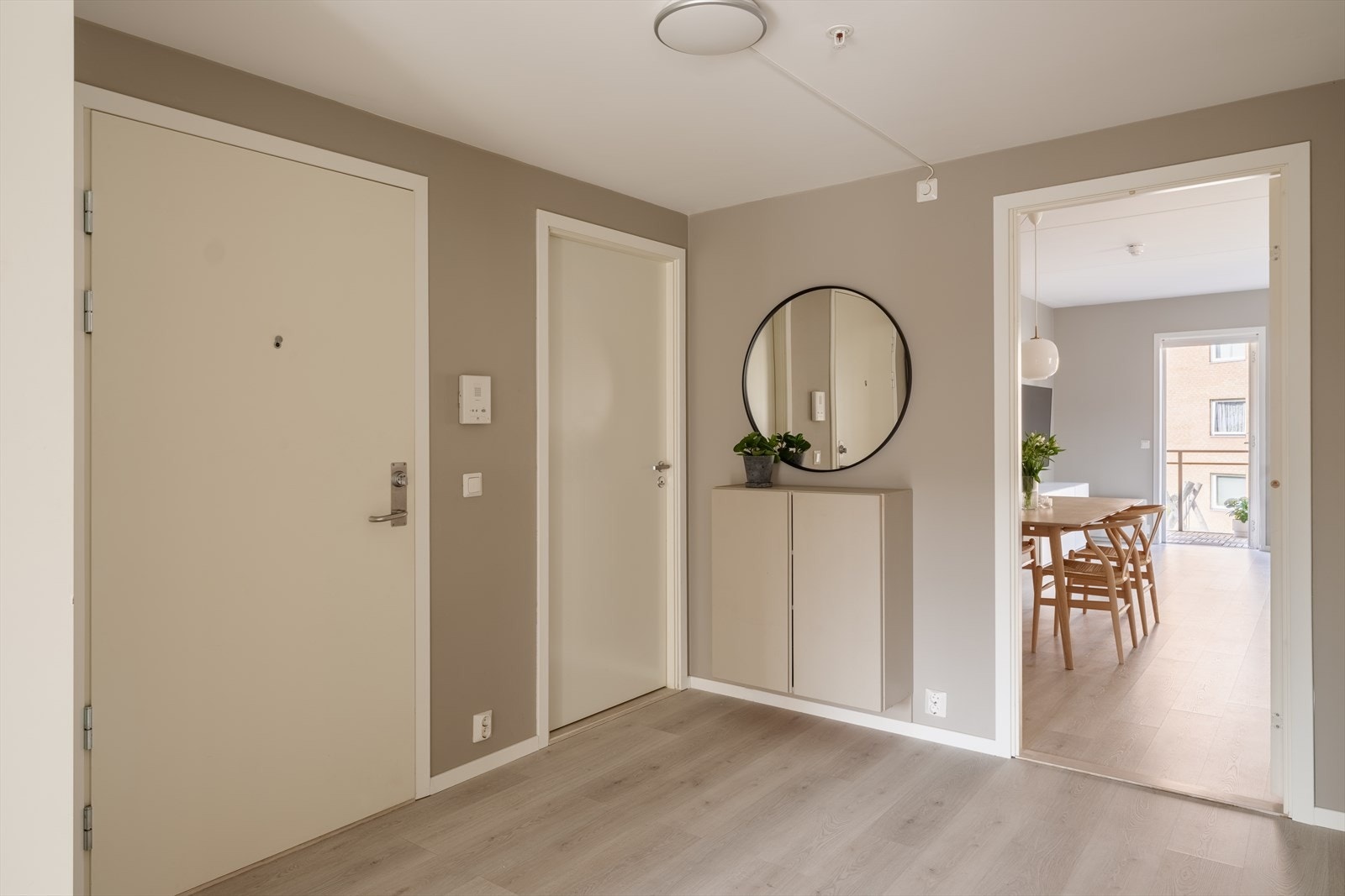 Lys og innbydende entré med god plass til oppbevaring av yttertøy og sko. Galleribilde