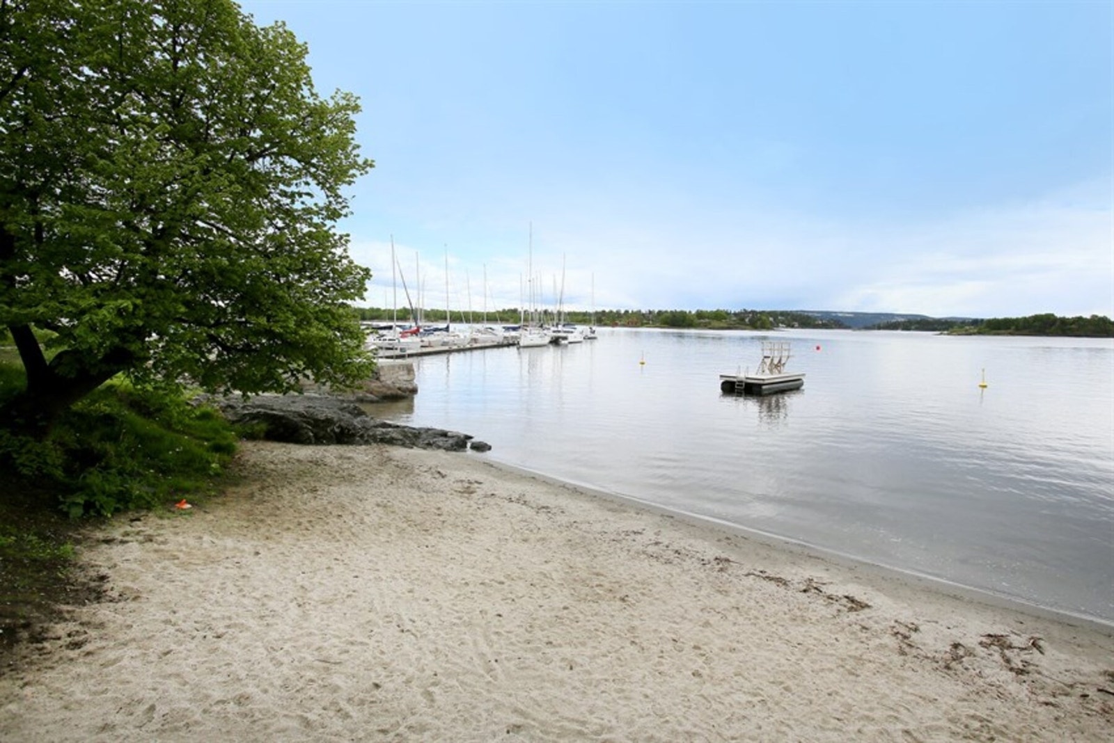 Kort gangvei til Sarbuvollen med fin sandstrand, badebrygge og båthavn Galleribilde