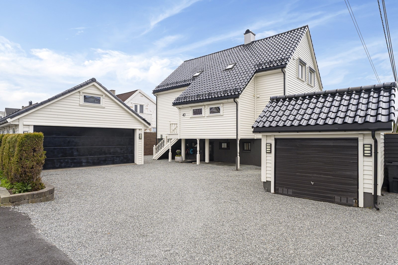 Eiendommen byr på meget gode parkeringsmuligheter i dobbel garasje, enkel garasje samt i det store gårdsrommet Galleribilde