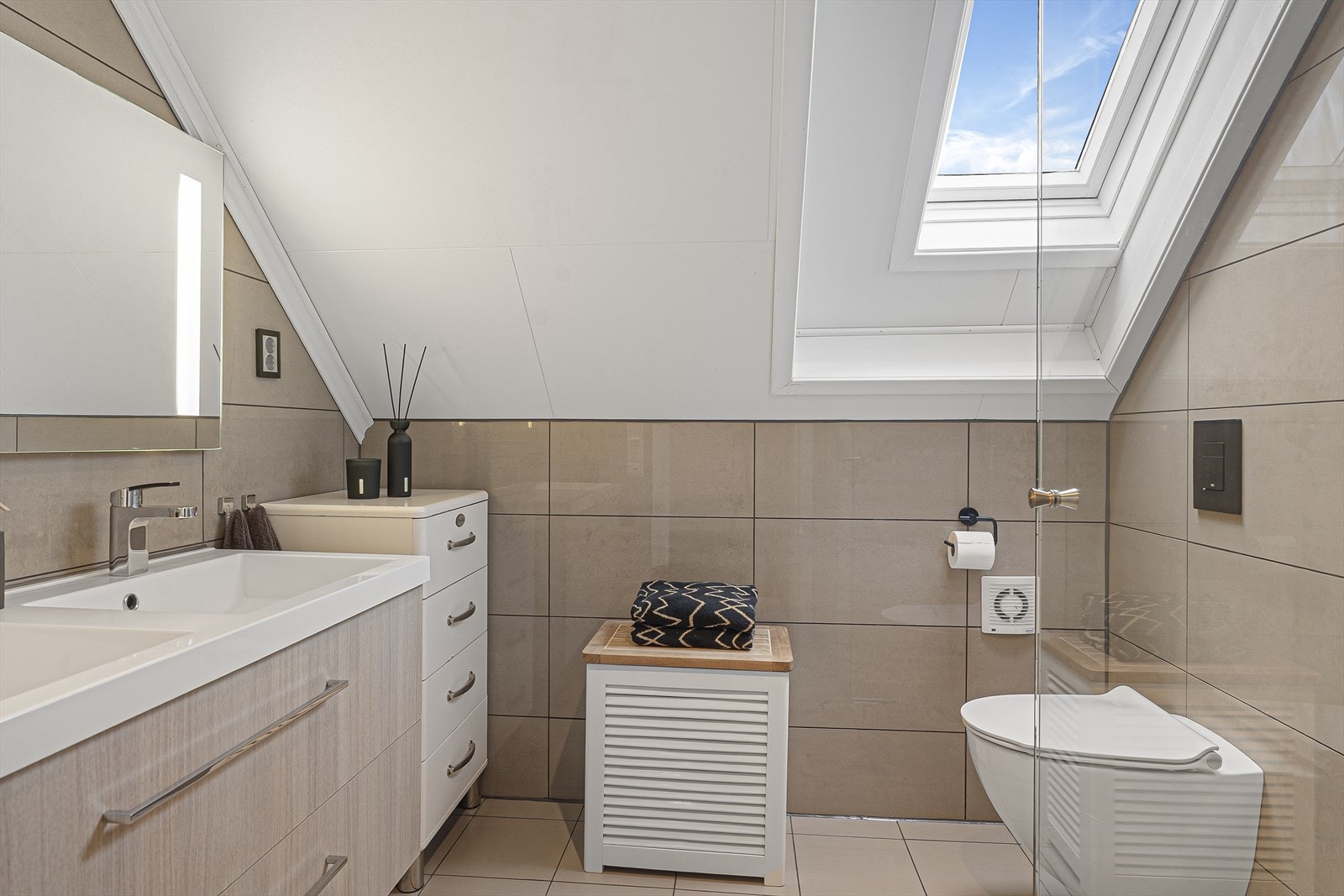 Badet på loftet er fra 2011 og har fliser på gulv og vegger, med elektriske varmekabler i gulvet Galleribilde