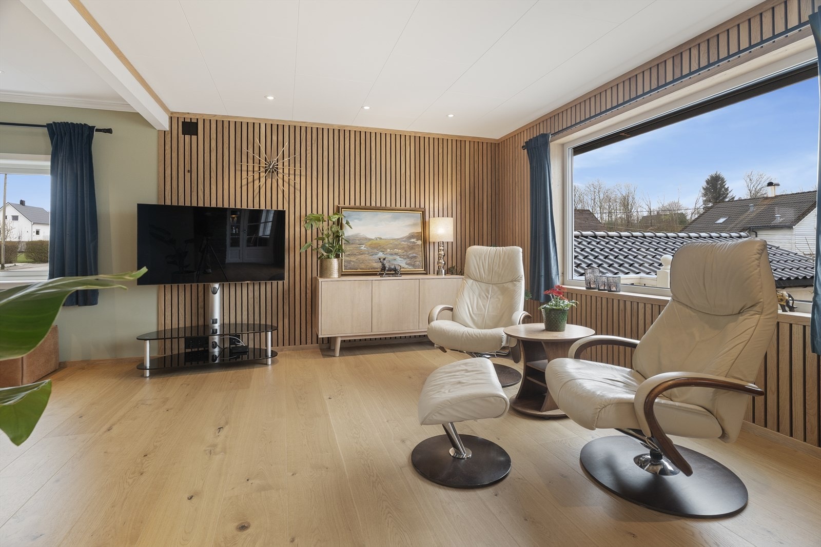 Lys og flott stue med god plass til sofagruppe og spisebord Galleribilde