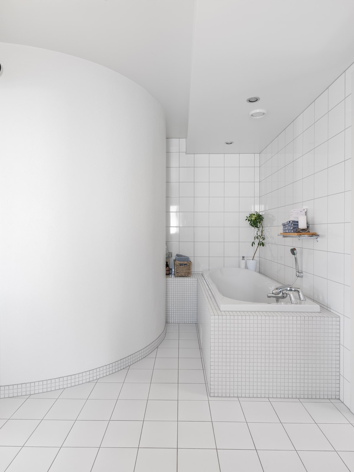 Dusjnisje og badekar gjennomført med mosaikkfliser. Galleribilde