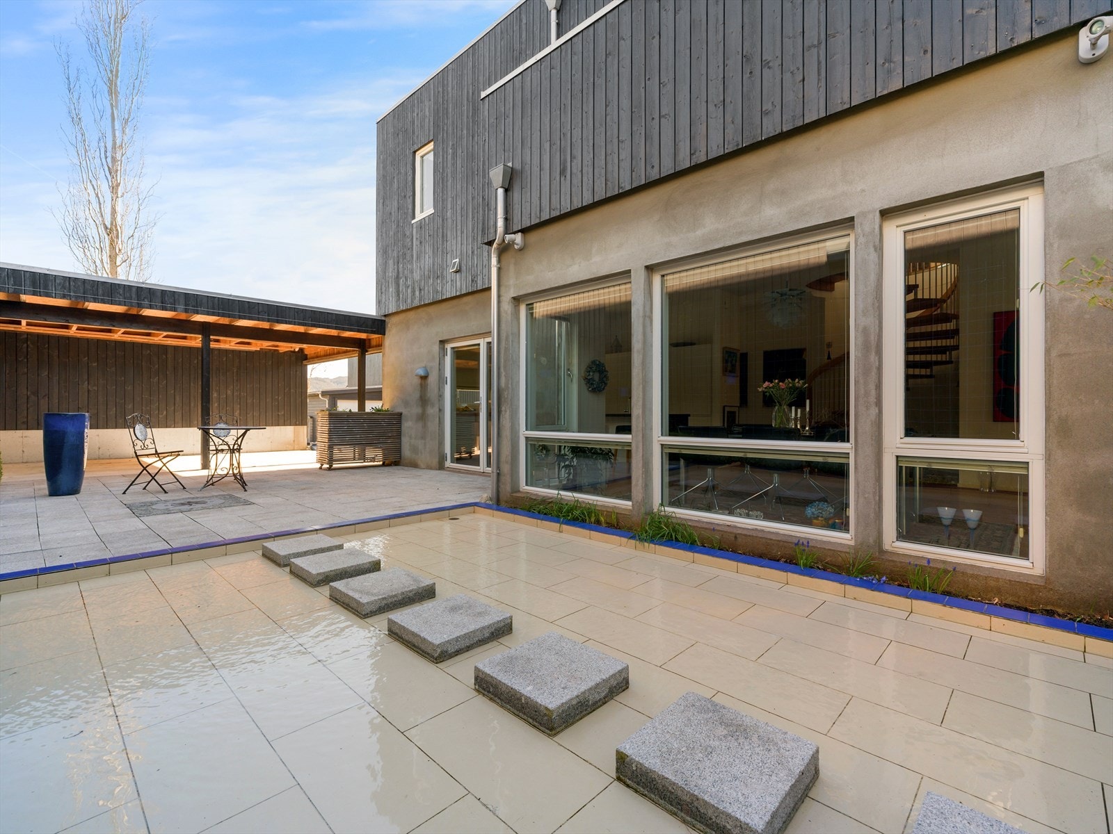 Kommer det litt sommerregn under grillingen trekker en seg bare noen meter inn under den åpne carporten. Galleribilde