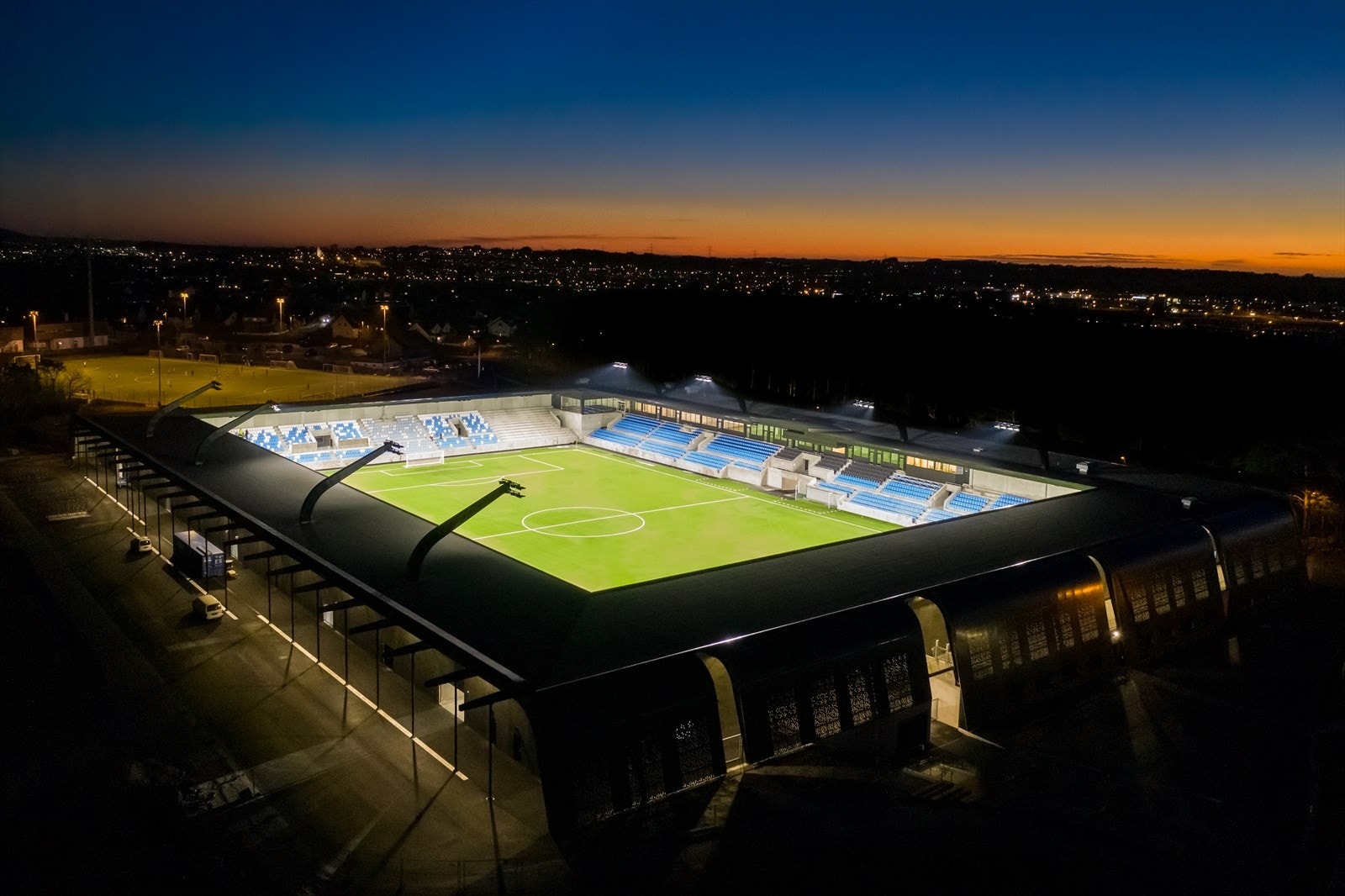 Sandnes Idrettspark, Øster Hus Arena, Giskehallen, tennisbaner, padeltennis, flere skoler, barnehager, ungdomsskole og Sandnes videregående skole. Ved idrettsanlegget er det også en flott frisbeegolf bane. Galleribilde