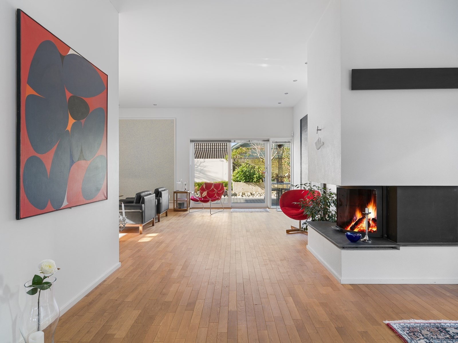 God tilknytning mellom inne og ute, 3 terrassedører. Galleribilde