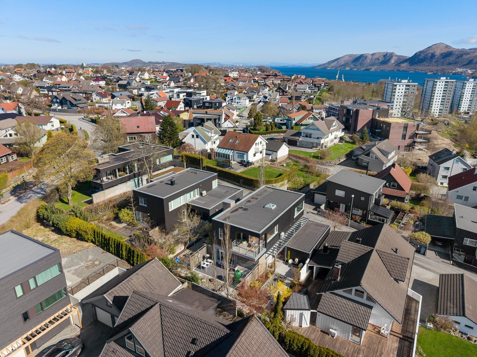 Flott nabolag for trille- og kveldsturen og et spennende nabolag for barn å utforske med skogholt og rolige gater. Galleribilde