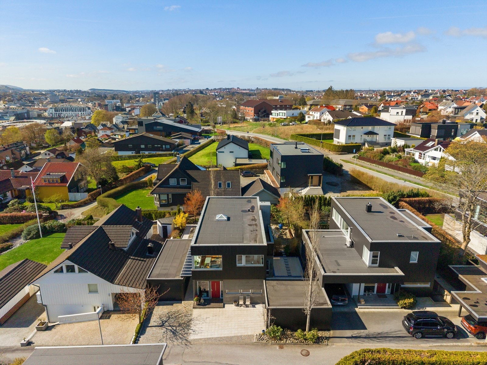 Her løper skolebarn innom besteforeldrene på vei hjem, fremtidens fotballstjerner henger på løkka til leggetid og venner møtes for kveldstur langs en rekke opplyste turstier i området. Galleribilde