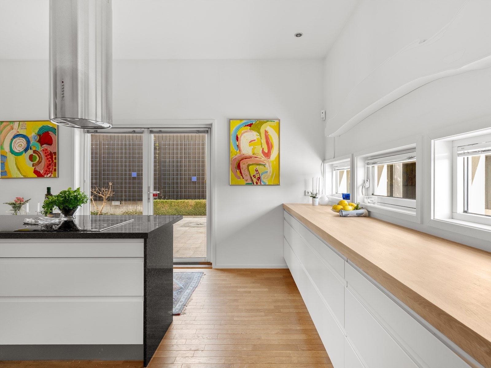 Stor arbeidsbenk i eik med mye dagslys, brede skuffer og sokkelskuffer. Galleribilde