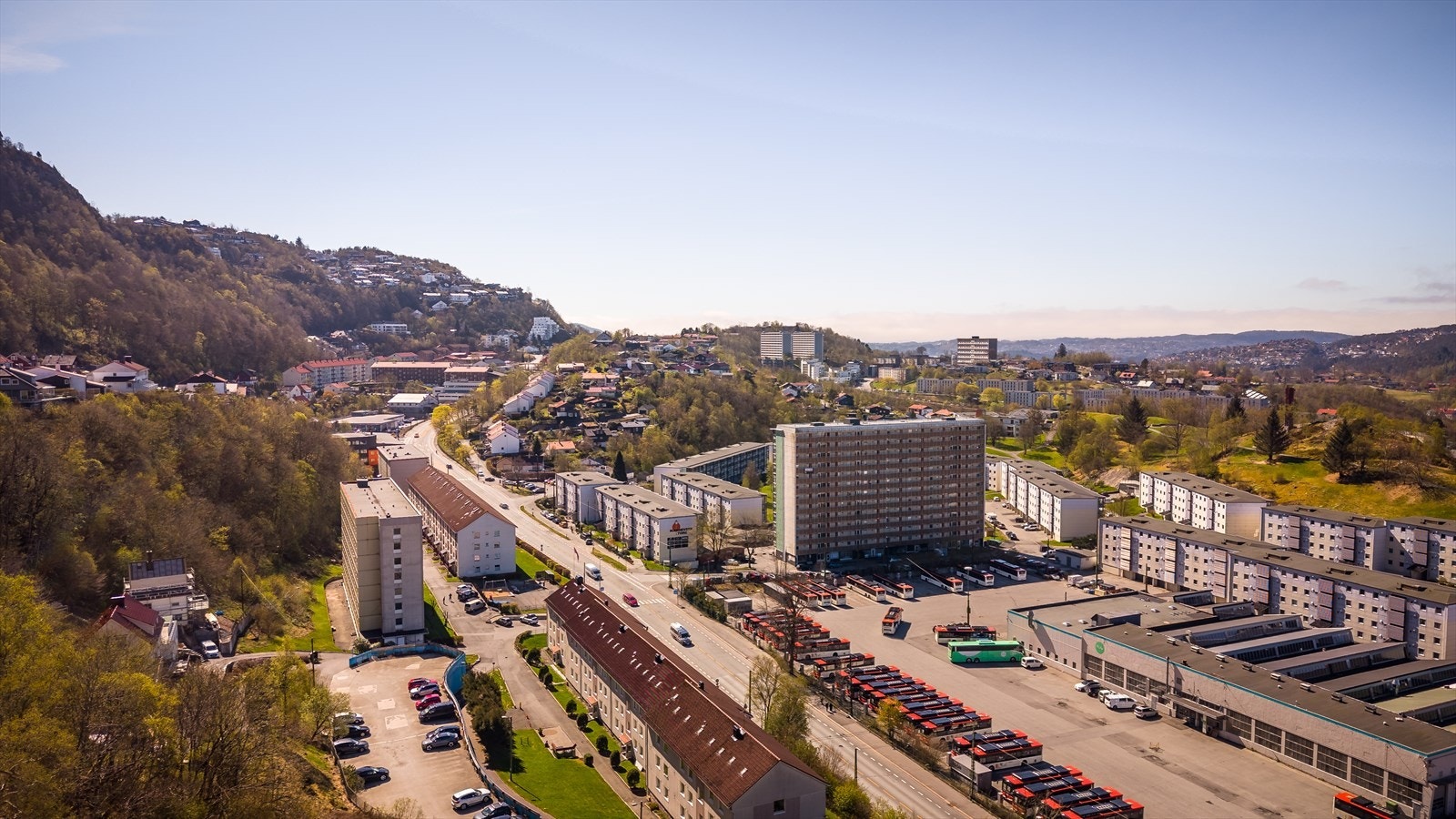 Leiligheten har en svært sentral og attraktiv beliggenhet på Landås. Galleribilde