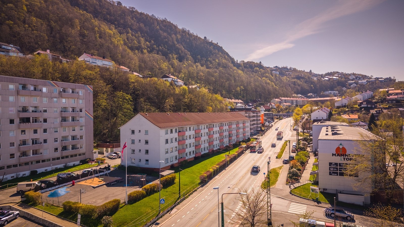 Innen umiddelbar nærhet finner man kollektivtransport, fantastiske turterreng og dagligvarebutikk REMA 1000. Galleribilde