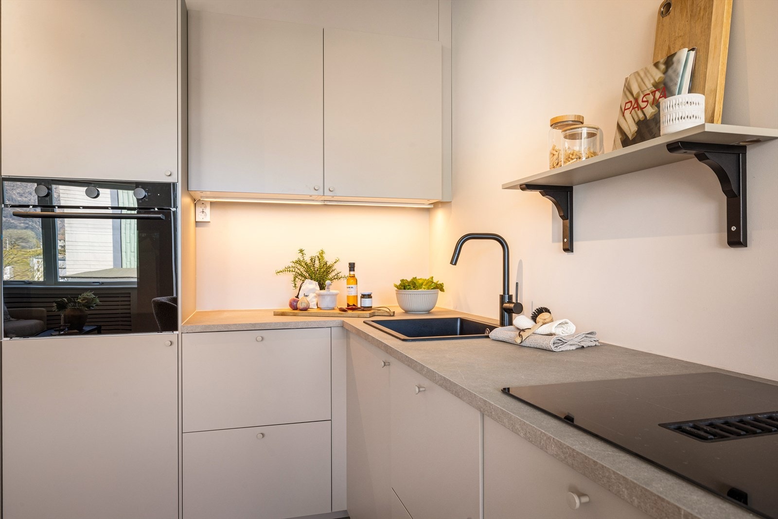 Det er montert vannstoppsystem og komfyrvakt, samt kjøkkenventilator med kullfilter integrert i platetoppen. Galleribilde