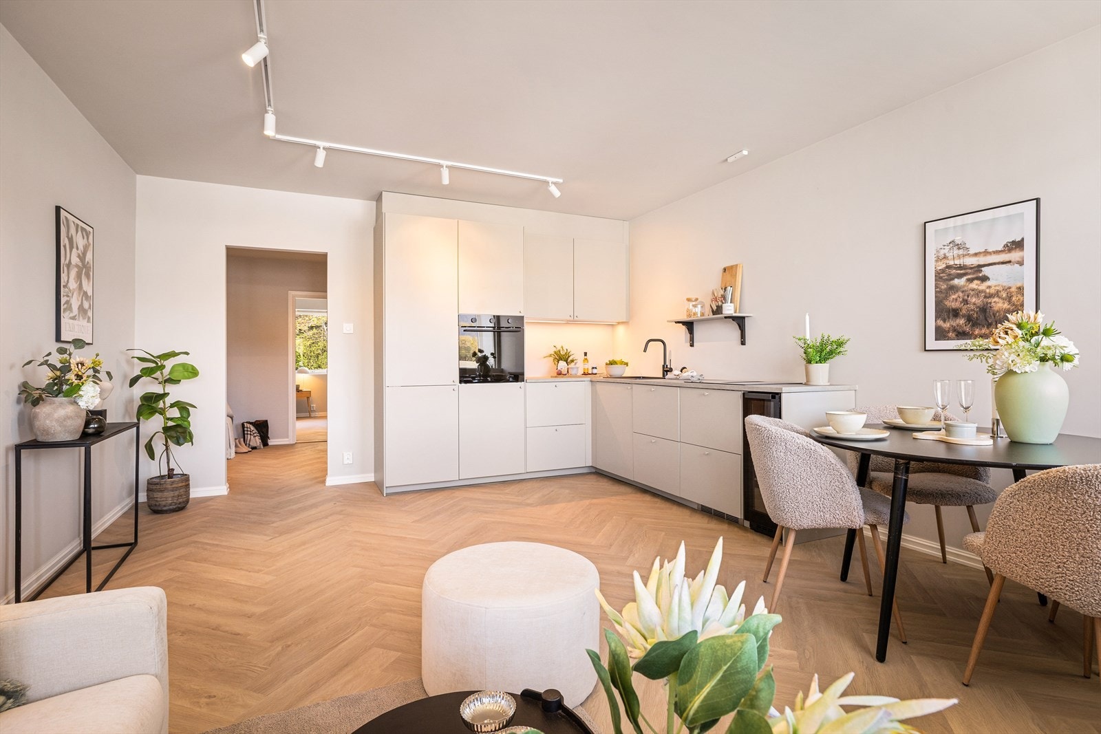 Moderne kjøkkeninnredning fra IKEA, nytt i 2026. Innredningen har glatte fronter og benkeplate av laminat. Galleribilde