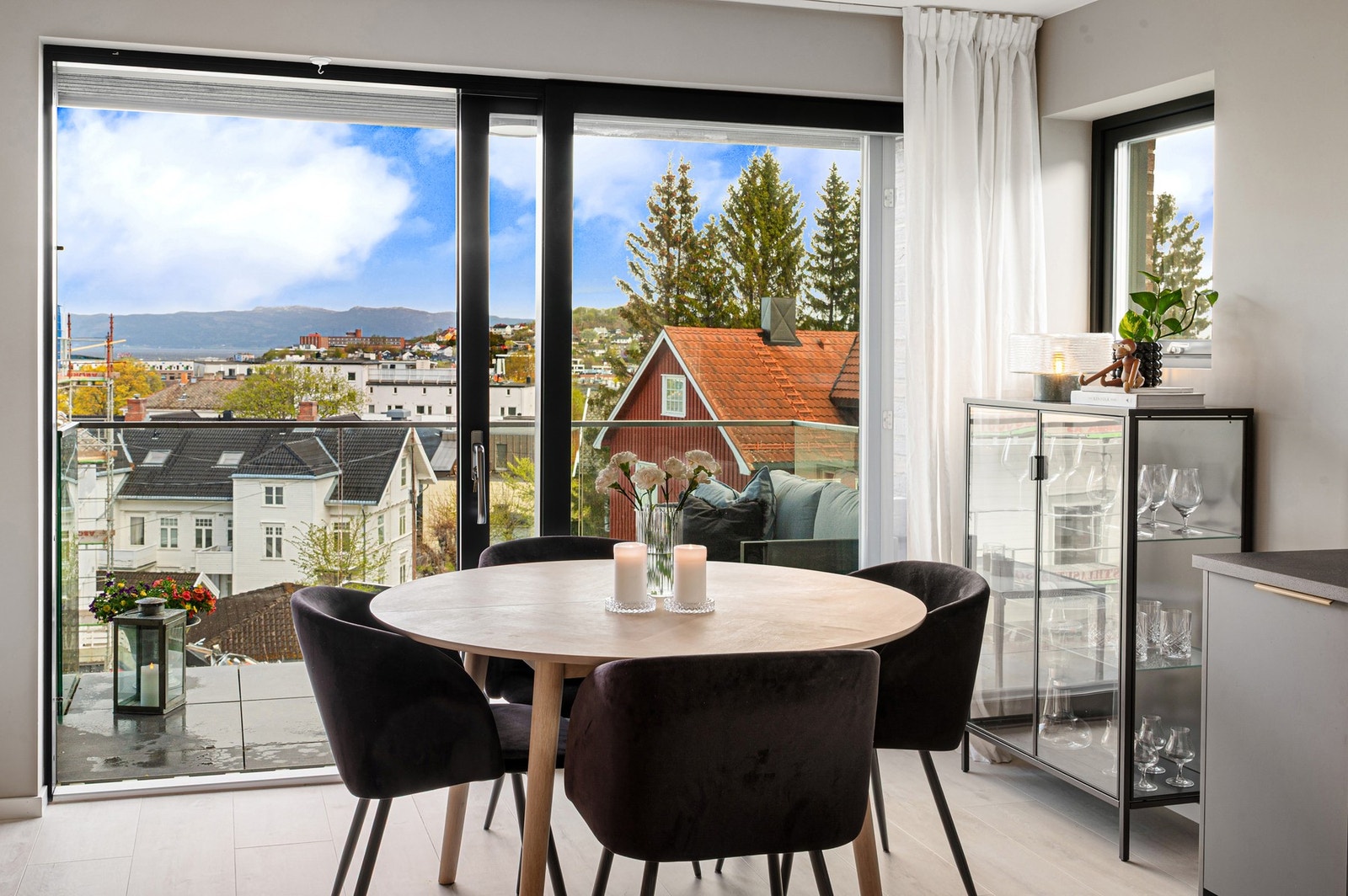 Store vindusflater gir rikelig med naturlig lysinnslipp. Galleribilde