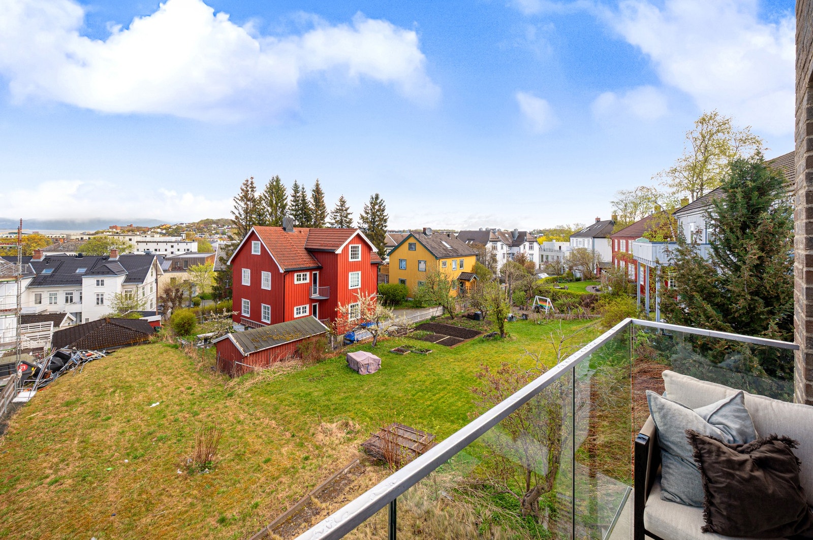 Balkongen er ypperlig å benytte seg av på varme sommerdager. Galleribilde