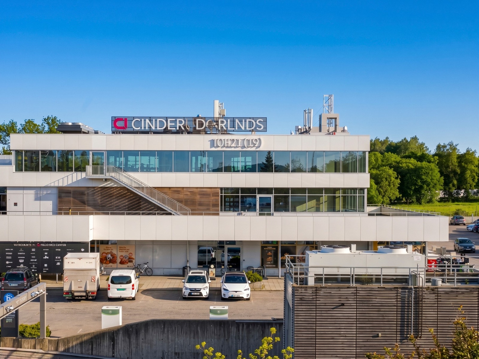 Linderud Senter er kun en kort spasertur unna, og har i dag 60 butikker med et bredt utvalg av servicetilbud, dagligvare og helsetilbud. Galleribilde