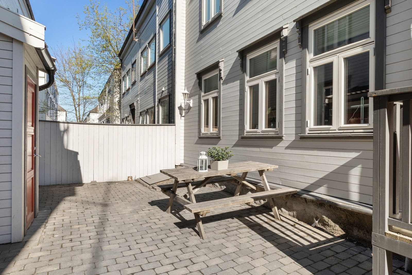 Hyggelig uteområde som er ypperlig å benytte på sommeren. Galleribilde