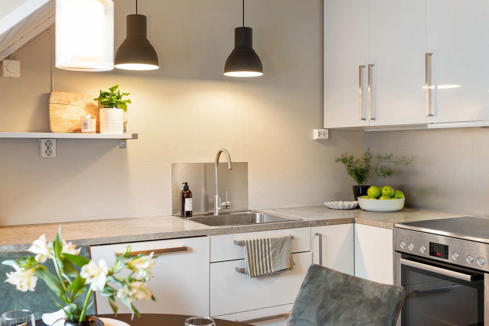 Kjøkkenet har integrert kjøle/fryseskap og oppvaskmaskin. Galleribilde