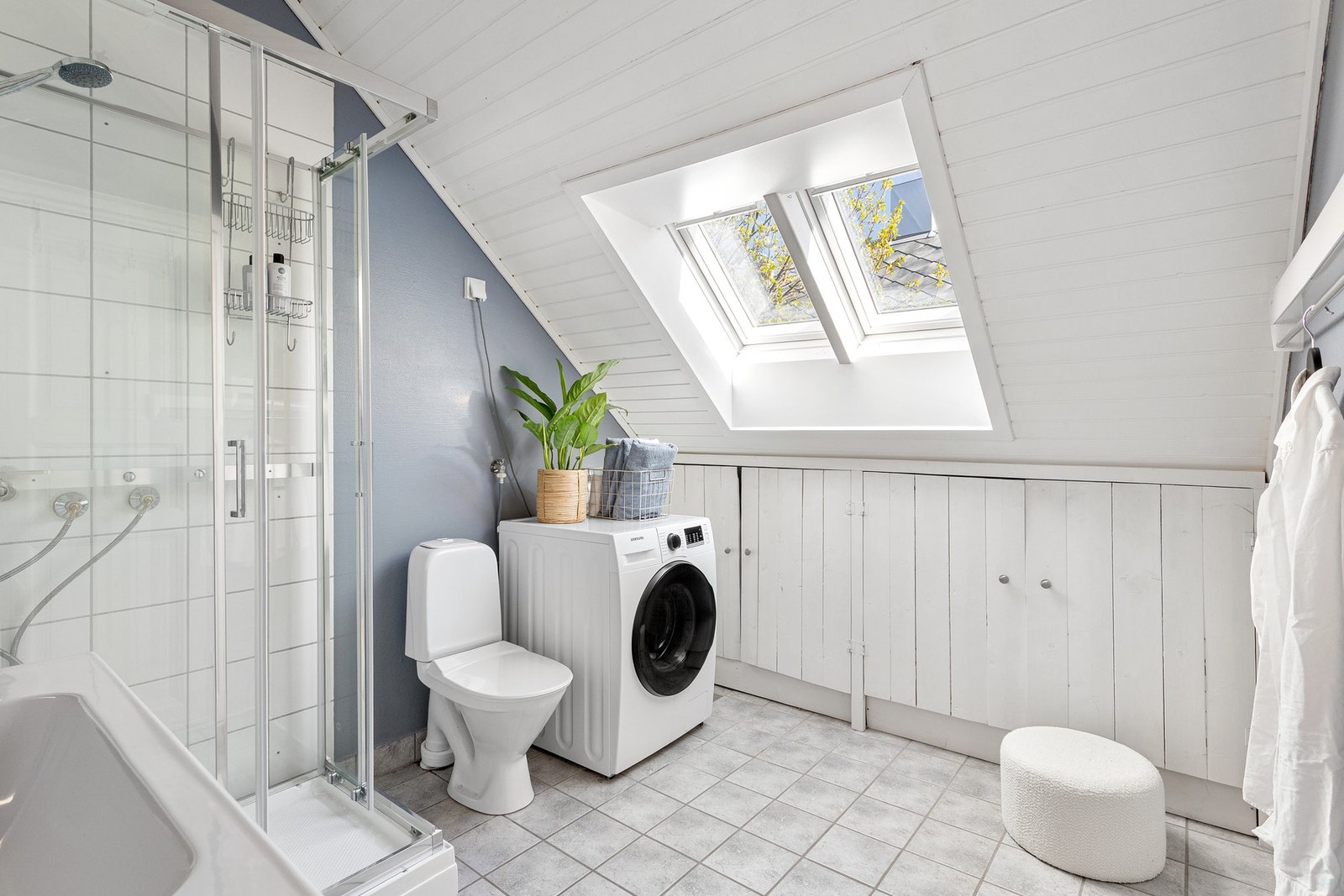 Baderom med opplegg for vaskemaskin. Galleribilde