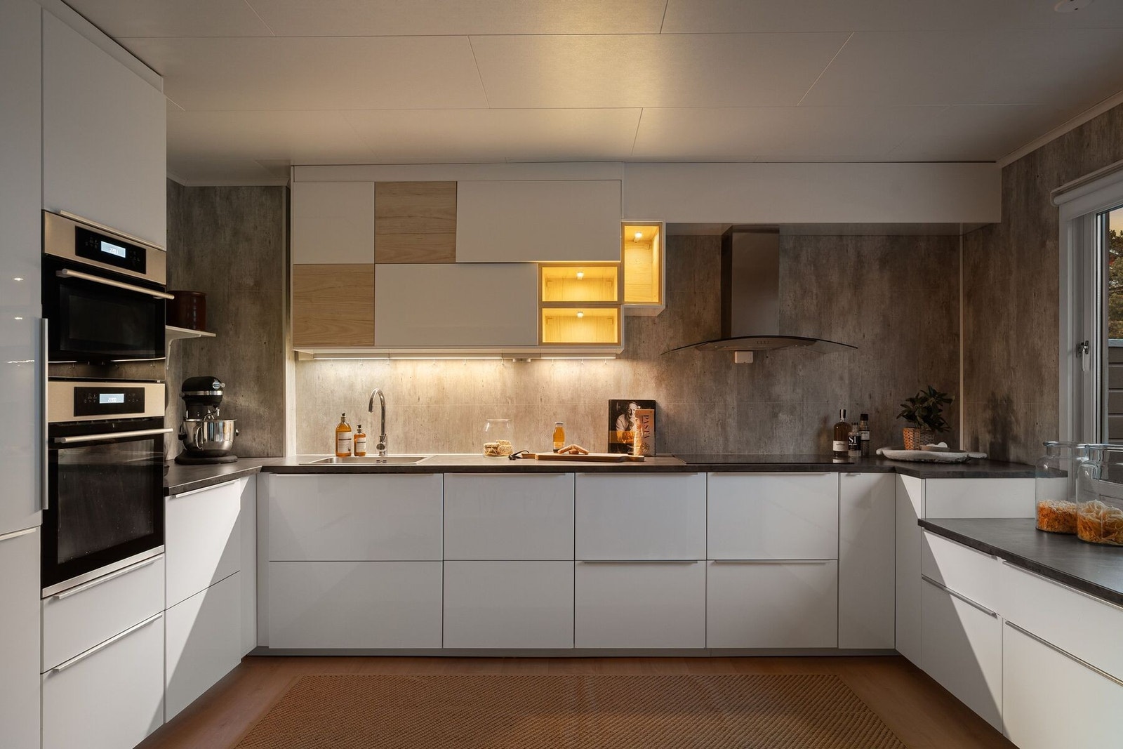 Tidløst og lekkert IKEA-kjøkken fra 2017 med moderne uttrykk og gode arbeidsflater på 12,2 m². Galleribilde