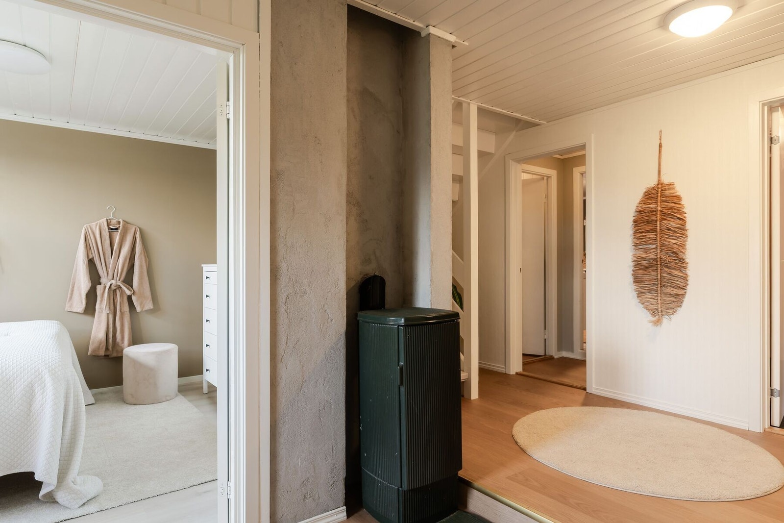 Sokkeletasjen har en god utnyttelse av arealet, med romslig gang, rikelig med oppbevaringsplass, stort bad og gode soverom. Galleribilde