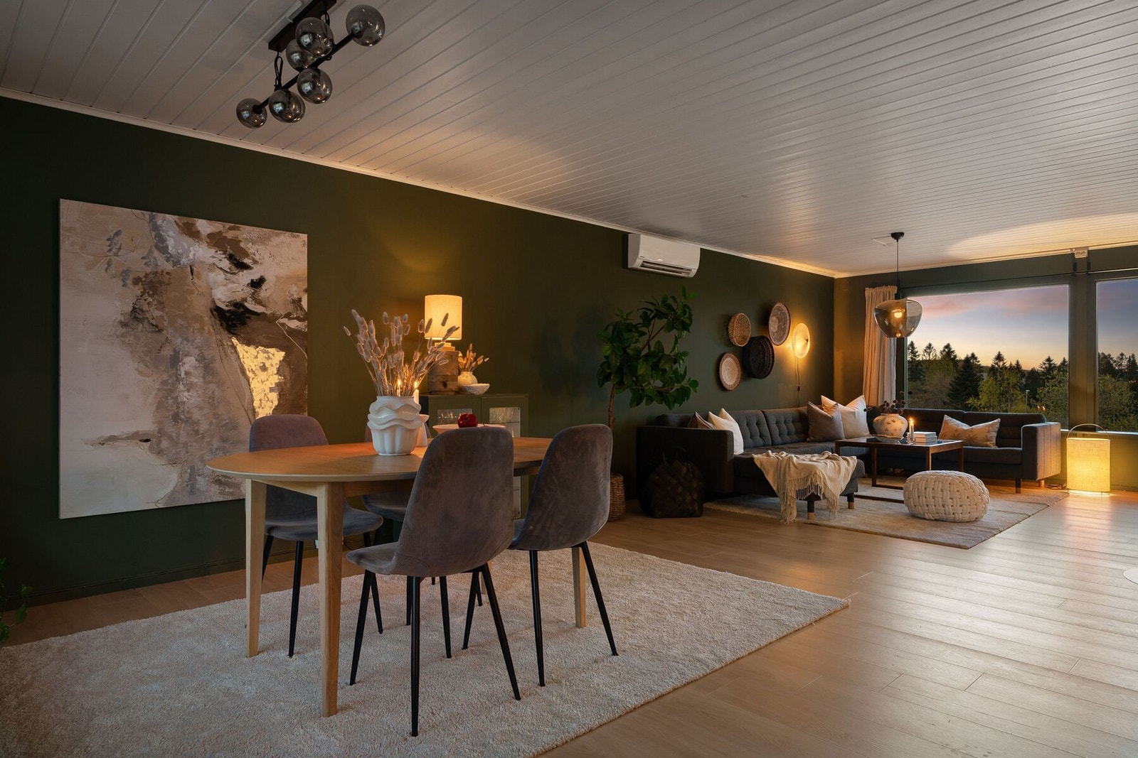 Her er det god plass til både sofagruppe og spisegruppe. Galleribilde