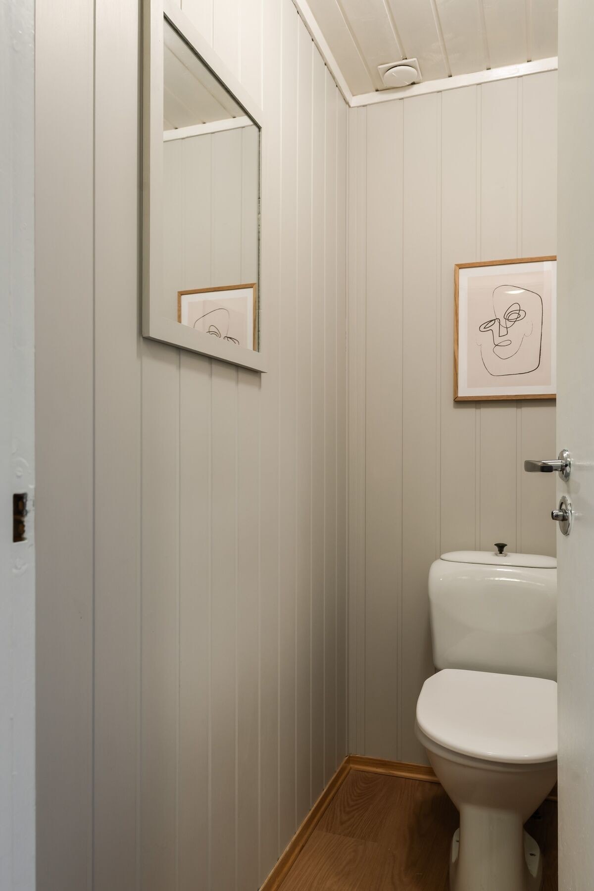 I tilknytning til badet finnes et separat toalettrom i samme stilrene utførelse. Galleribilde