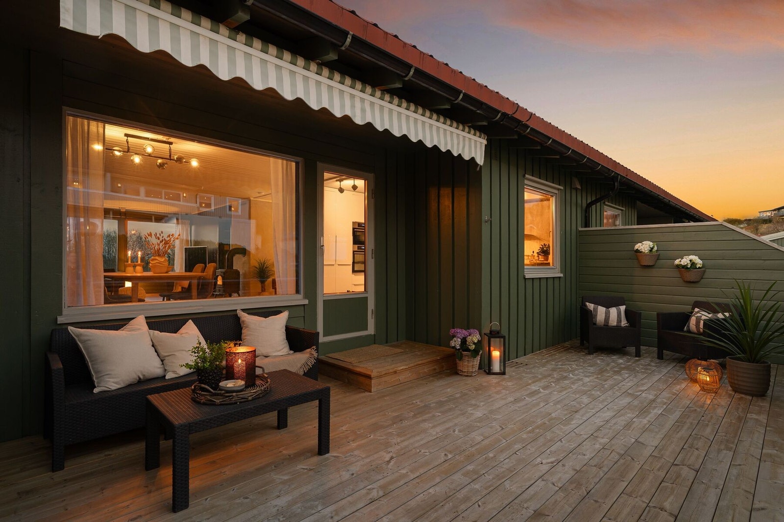 Boligen disponerer i tillegg en stor terrasse på hele 24 m² som gir svært gode muligheter for utemøbler, grillplass og sosiale samlinger gjennom sommerhalvåret. Galleribilde