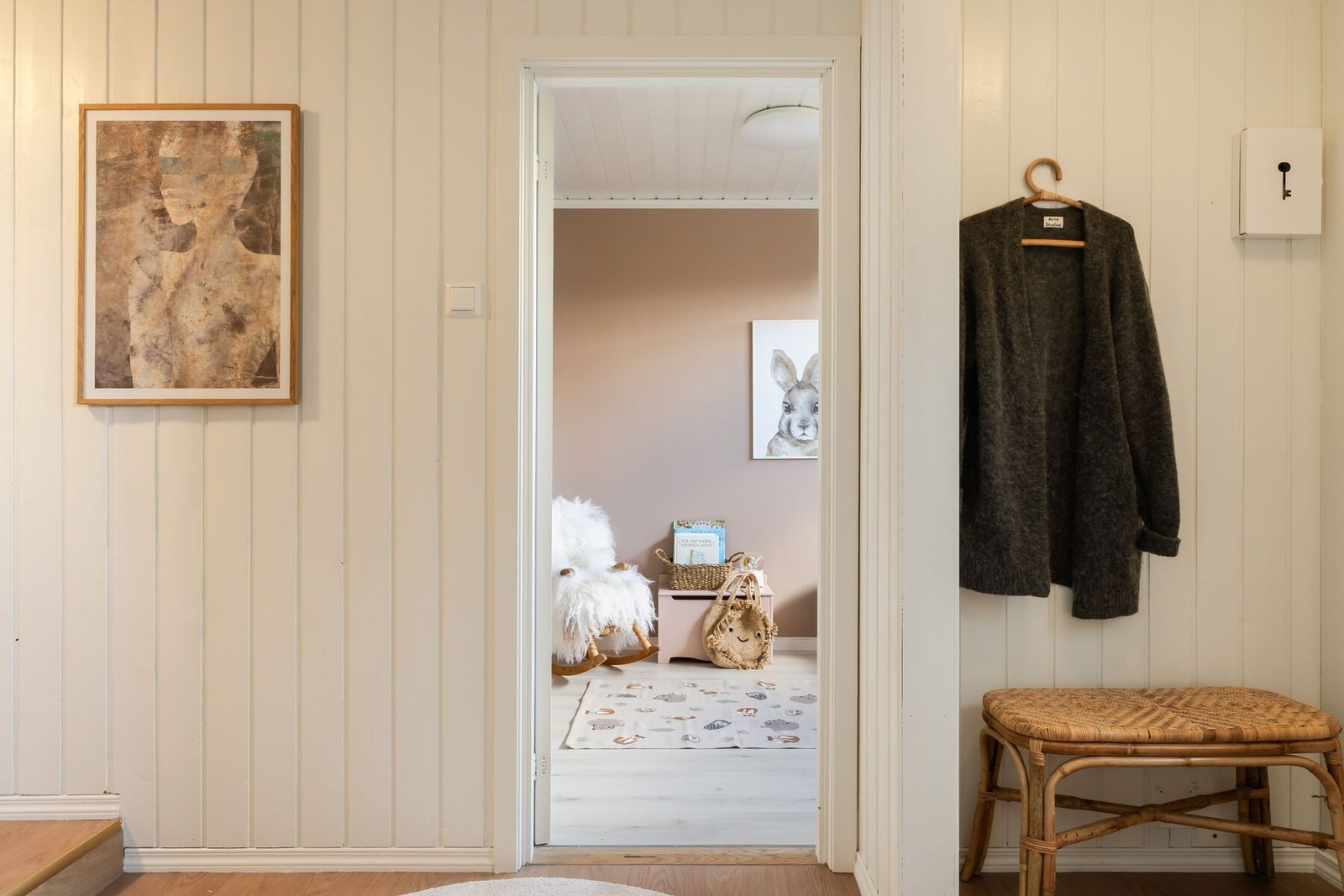 Gangen har flere nivåer, som gjør at man opplever arealet som en fin velkomstsone, hvor romfølelsen blir variert og hjemmet får et særpreget førsteinntrykk. Galleribilde