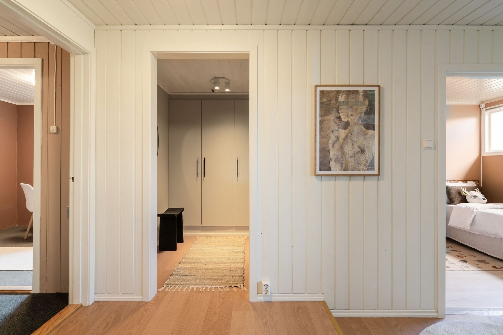 I tilknytning til entréen finner man et praktisk omkledningsrom - perfekt for oppbevaring av yttertøy og sko. Galleribilde