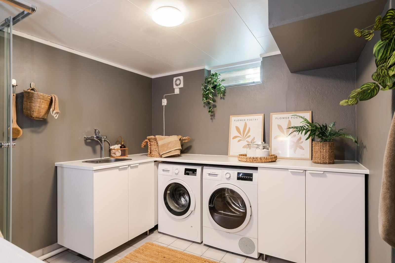 Rommet er innredet med servant med servantskap, dusjkabinett, speil med integrert lyskilde, opplegg for vaskemaskin og tørketrommel og en praktisk benk med underskap som gir gode arbeidsflater, samt en utslagsvask. Galleribilde