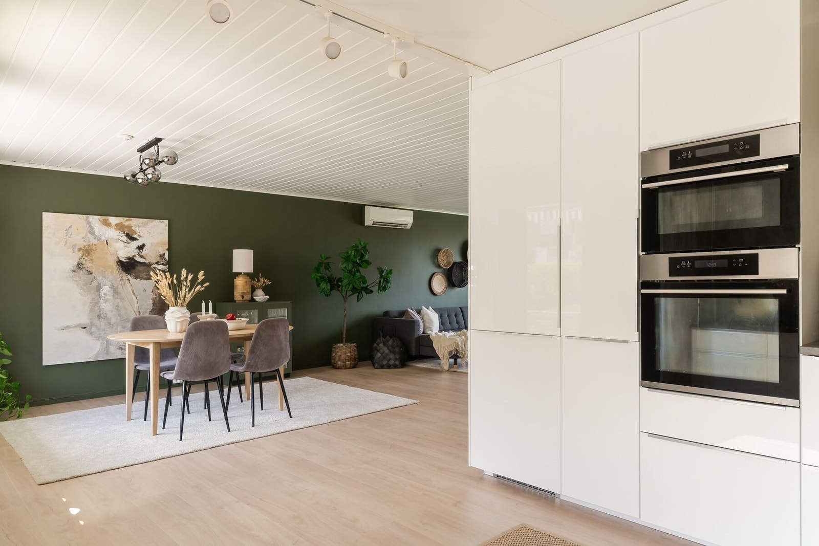 Den åpne forbindelsen mot stuen gir en sosial atmosfære og gode muligheter for samvær i hverdagen. Galleribilde