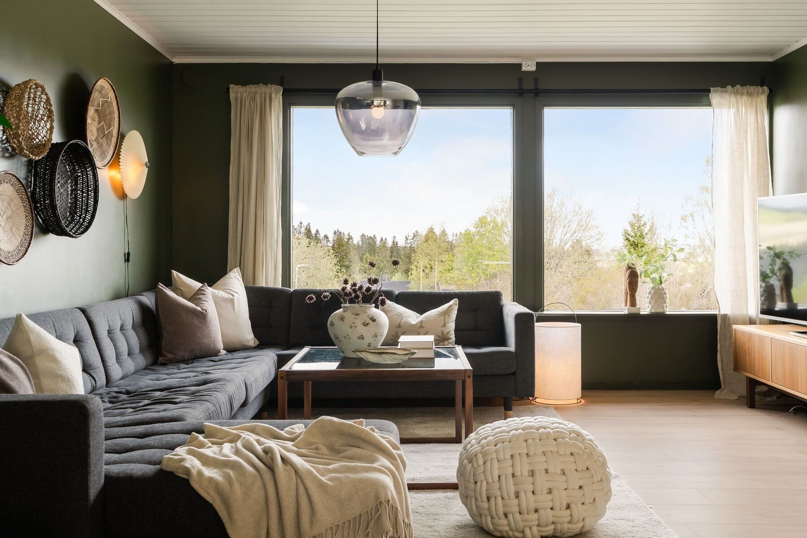 Boligens gode material- og fargevalg skaper en harmonisk og avslappende atmosfære. Galleribilde