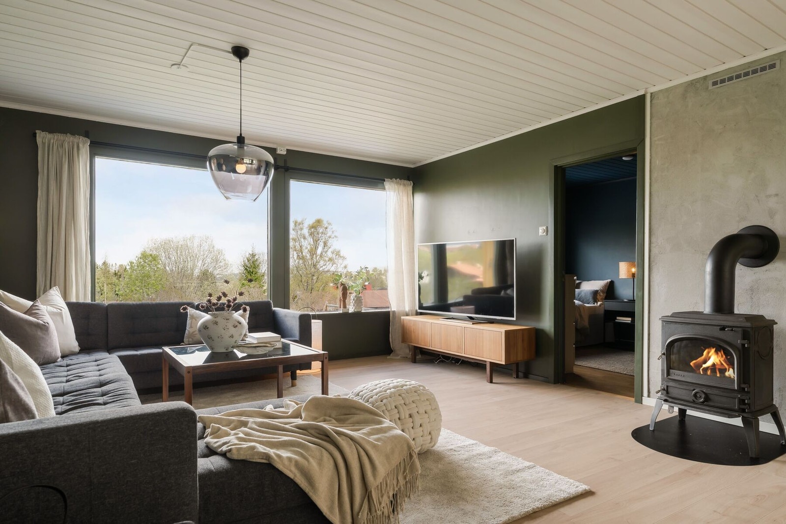 Videre fra stuen finner man ett av boligens soverom på 11m². Galleribilde