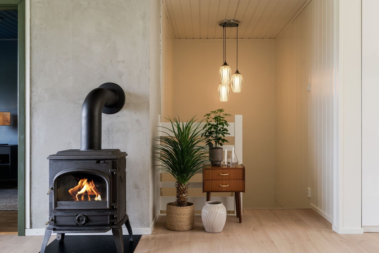 En av boligens oppvarmingskilder er denne vedovnen. Øvrige varmekilder er elektriske ovner og varmekabler, samt varmepumpe. Galleribilde