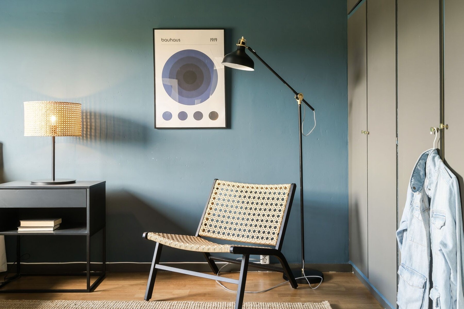 Her er det gode oppbevaringsmuligheter i innebygde klesskap. Galleribilde