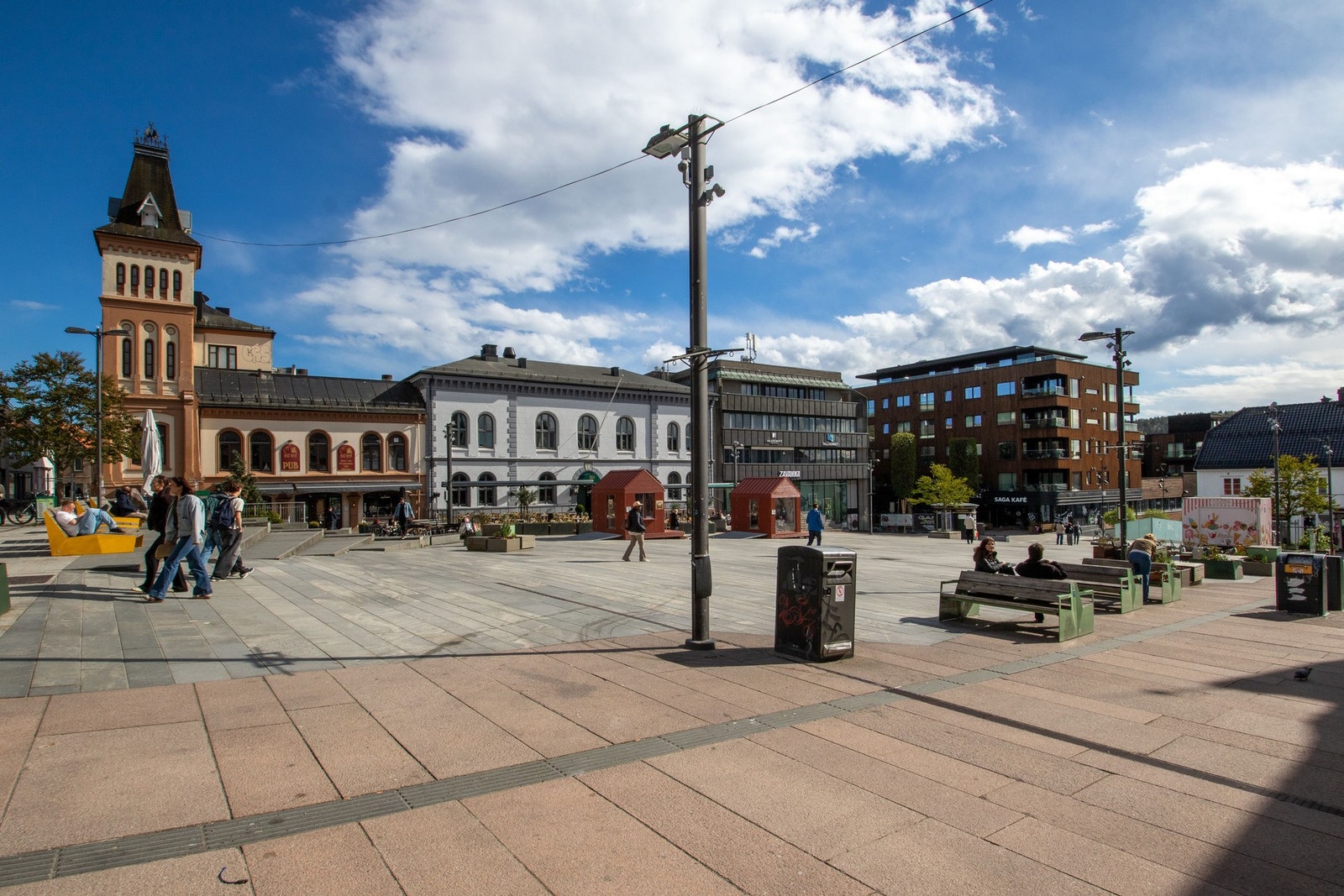 Her bor du midt i byen i sjarmerende omgivelser preget av en herlig kombinasjon av ærverdige bygårder, butikker og brosteinsbelagte handlegater. Galleribilde