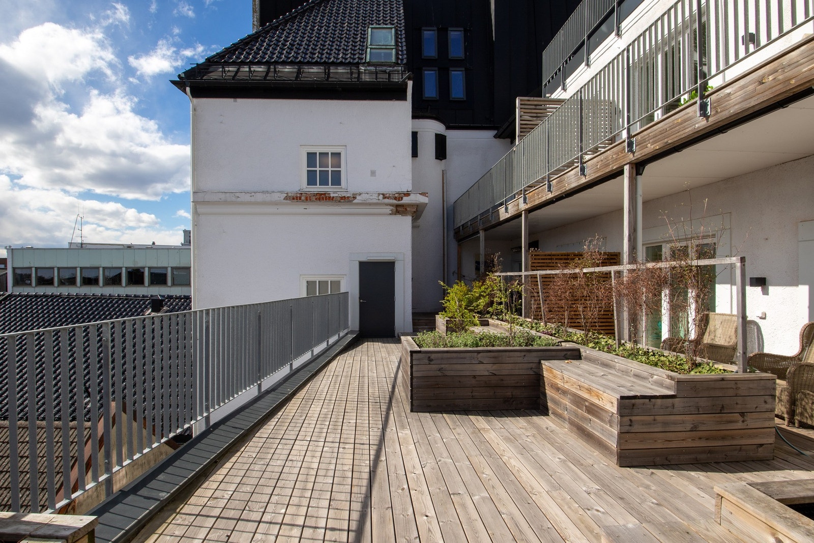 Fellestomten er pent opparbeidet, og beboerne i bygget kan benytte seg av en stor, felles og solrik terrasse. Galleribilde