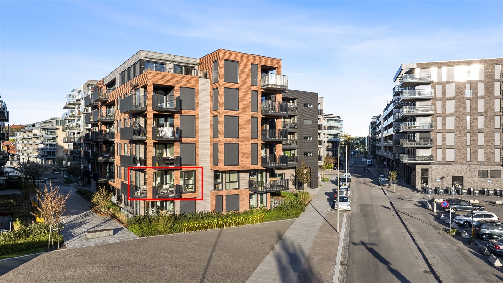Byggene og utearealene på Kaldnes er nøye planlagt for å skape en harmonisk bydel med vakre fasader, brede, opplyste promenader og enkel tilgang til alle fasiliteter. Galleribilde