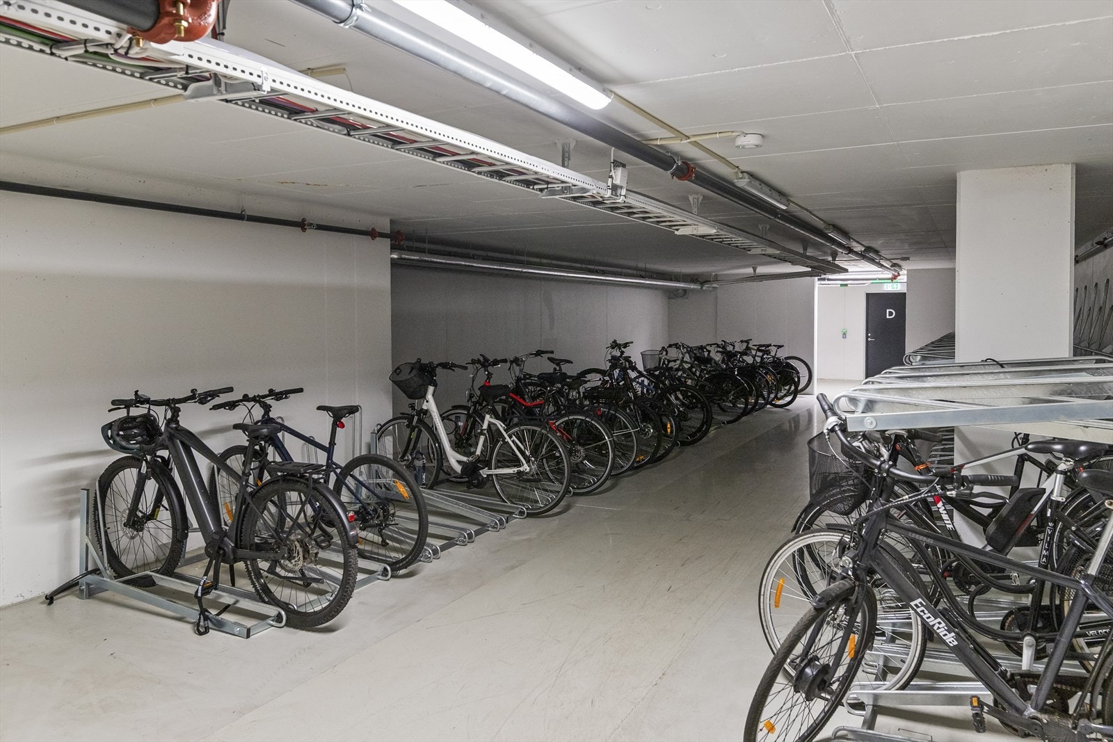Felles sykkelparkering. Det er også praktisk oppbevaringsbod i underetasjen. Galleribilde