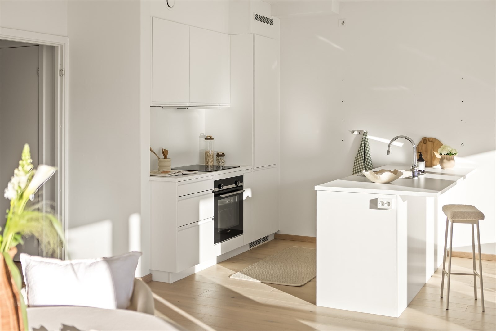 Innredningen er moderne og delikat med slette hvite fronter. Galleribilde